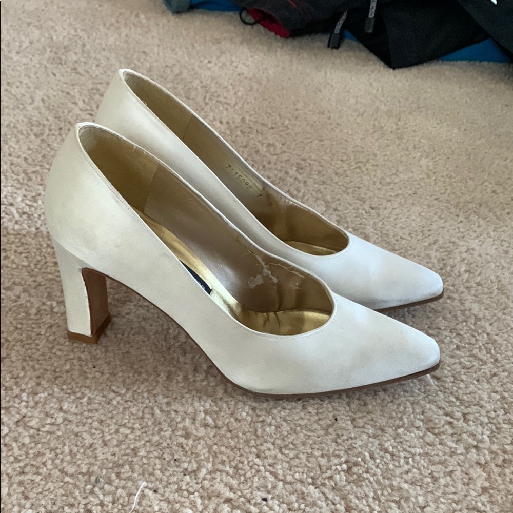 Stuart Weitzman White Heels with Classic Design and Stiletto Style